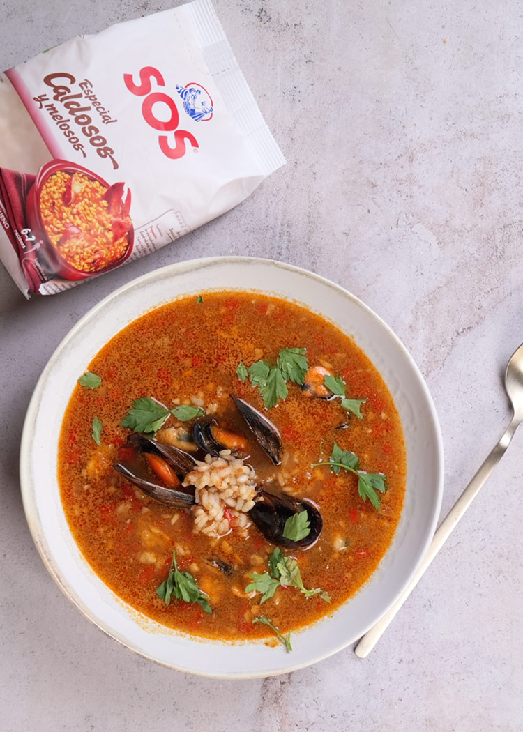 Presentación de arroz caldoso con mejillones