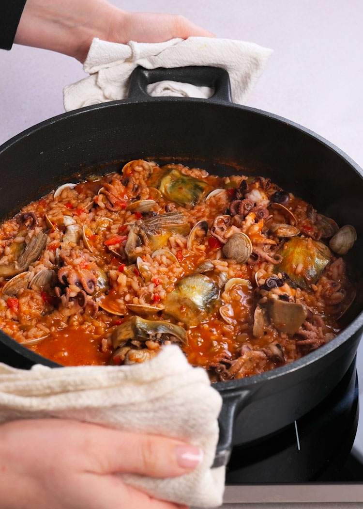 Reposar arroz con pulpitos y alcachofas