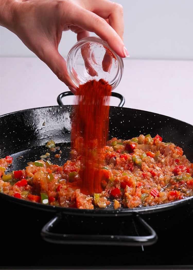 Tomate y pimentón en arroz con secreto y alcachofas