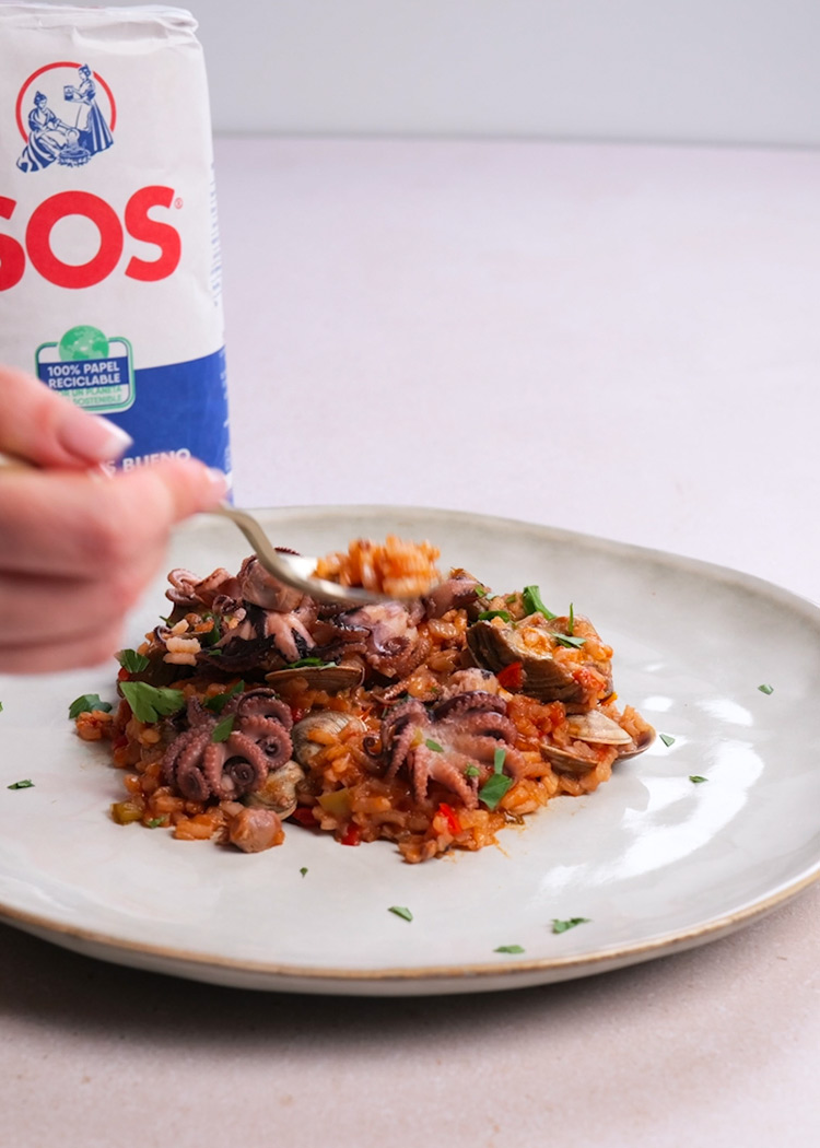 Presentación de arroz con pulpitos y alcachofas