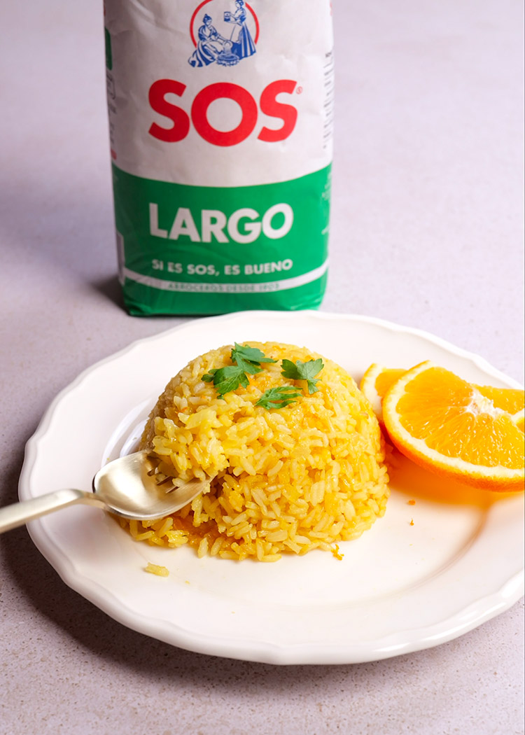 Presentación de arroz con naranja