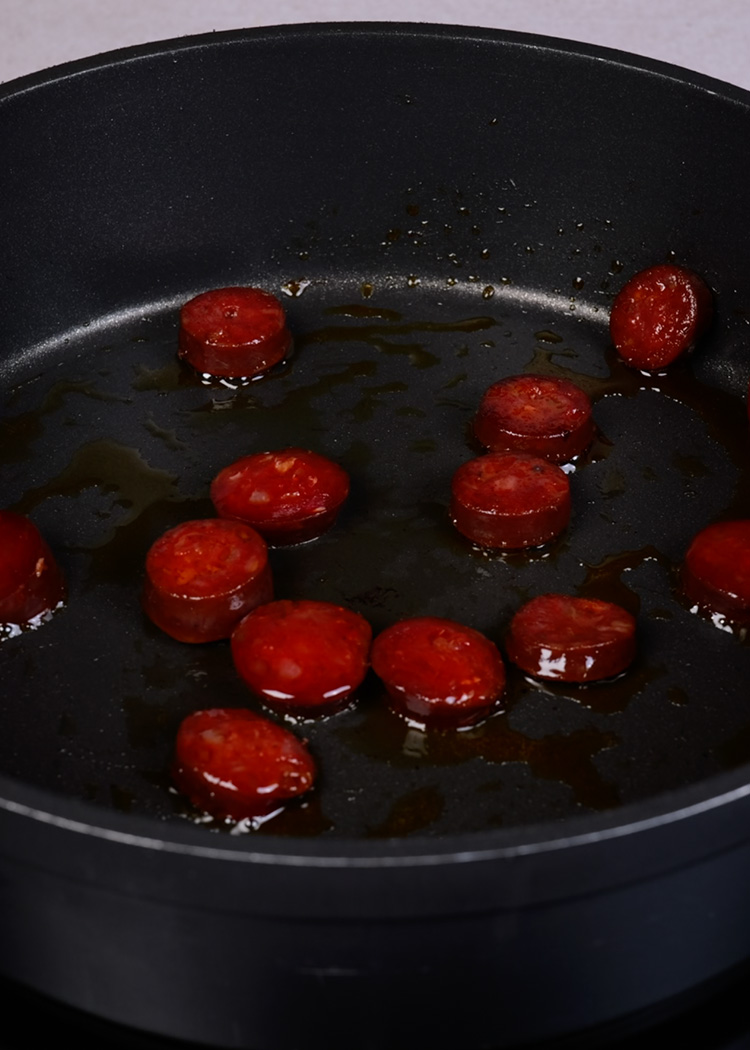 Sofreír chorizo para arroz con judias blancas