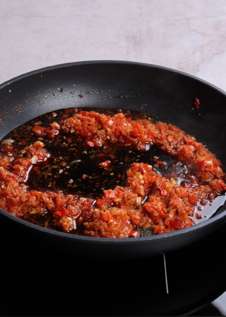 Tomate, pimentón y vino en arroz caldoso con mejillones