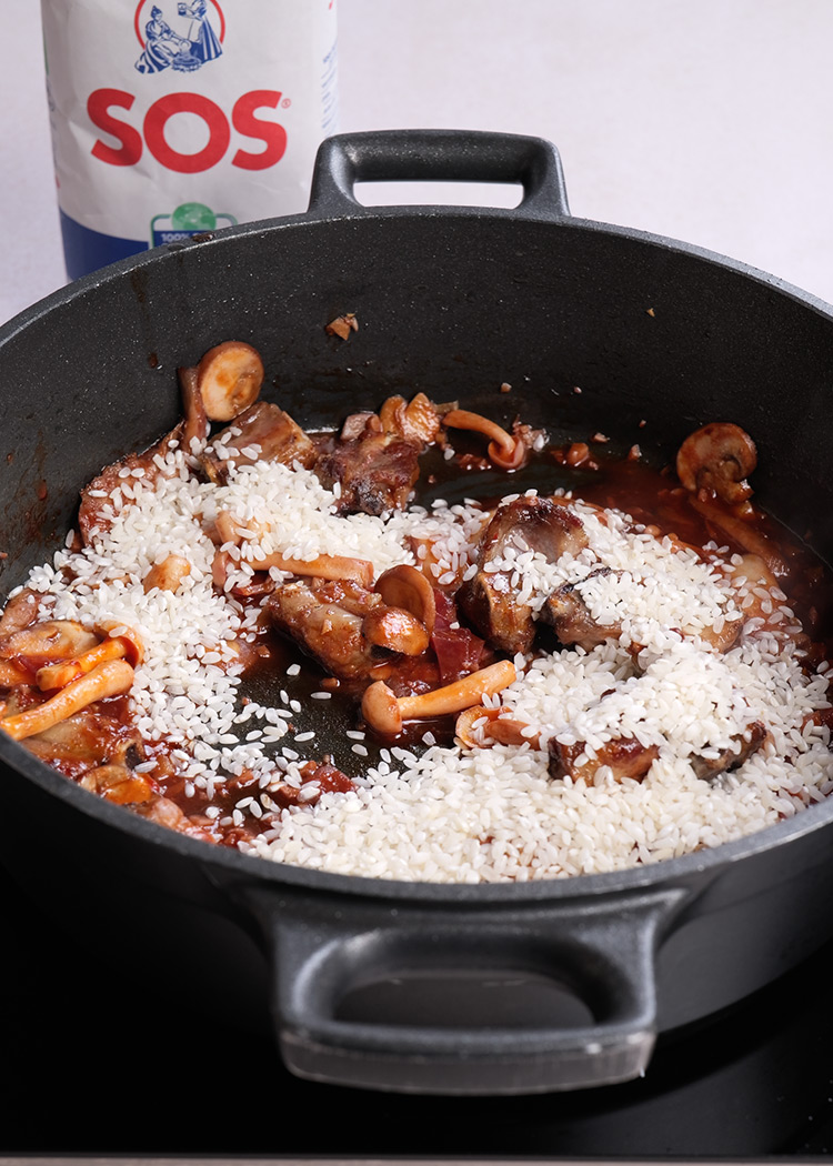 Incorporar costillas, jamón y arroz a arroz al horno con costillas