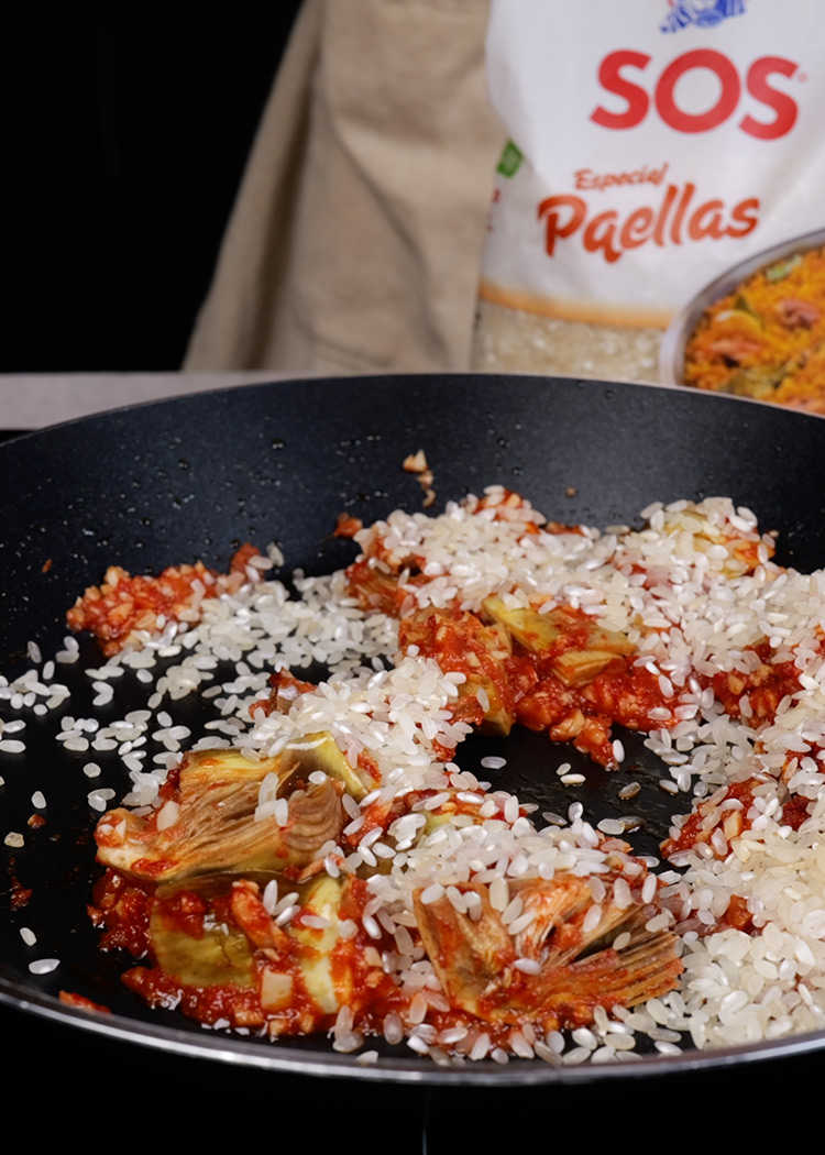 Nacarar arroz en paella de alcachofas