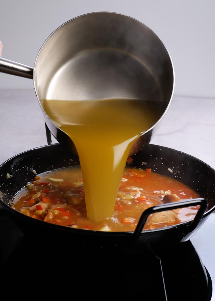 Verter caldo para arroz con setas y verduras