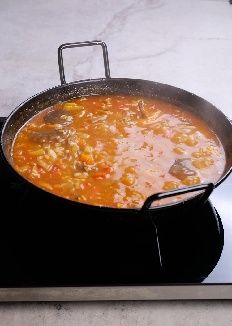 Cocinar arroz en arroz con setas y verduras