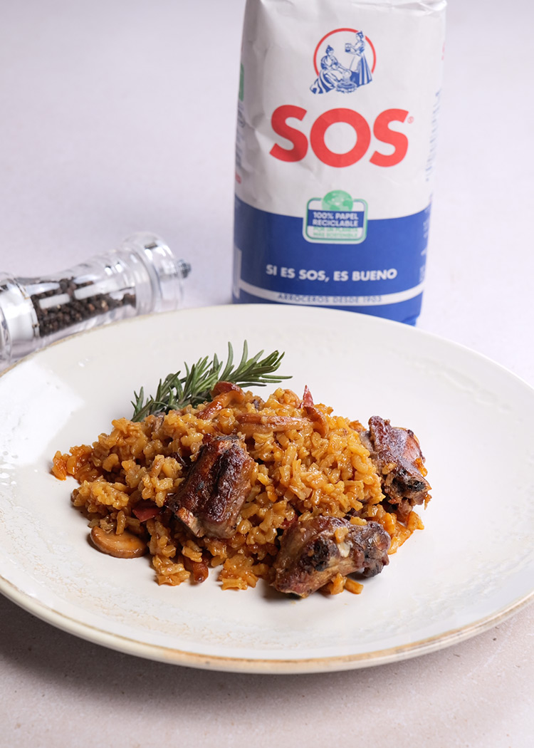 Presentación de arroz con costillas al horno