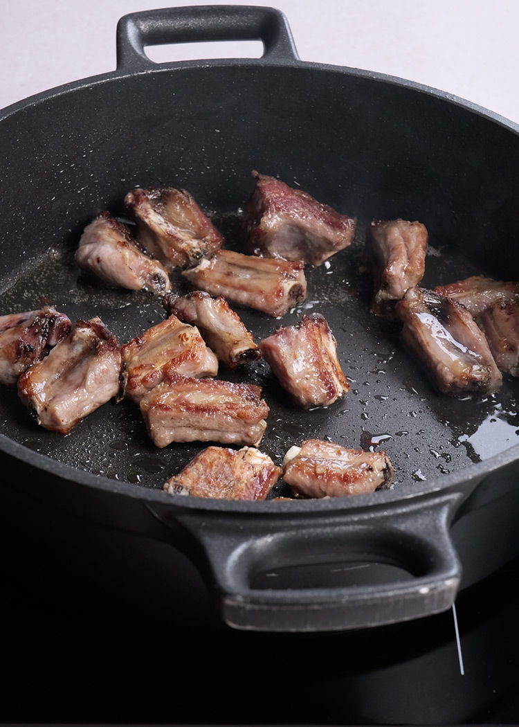 Dorar costillas en arroz al horno con costillas