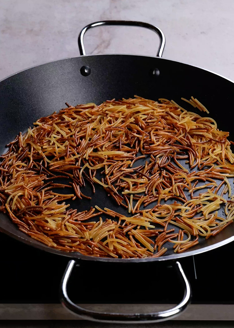 Dorar fideos en fideuá de pescado sencilla