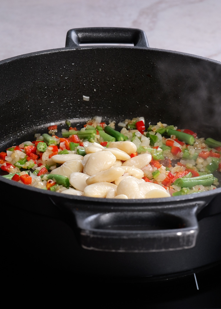 Sofrito de arroz con conejo y alcachofas