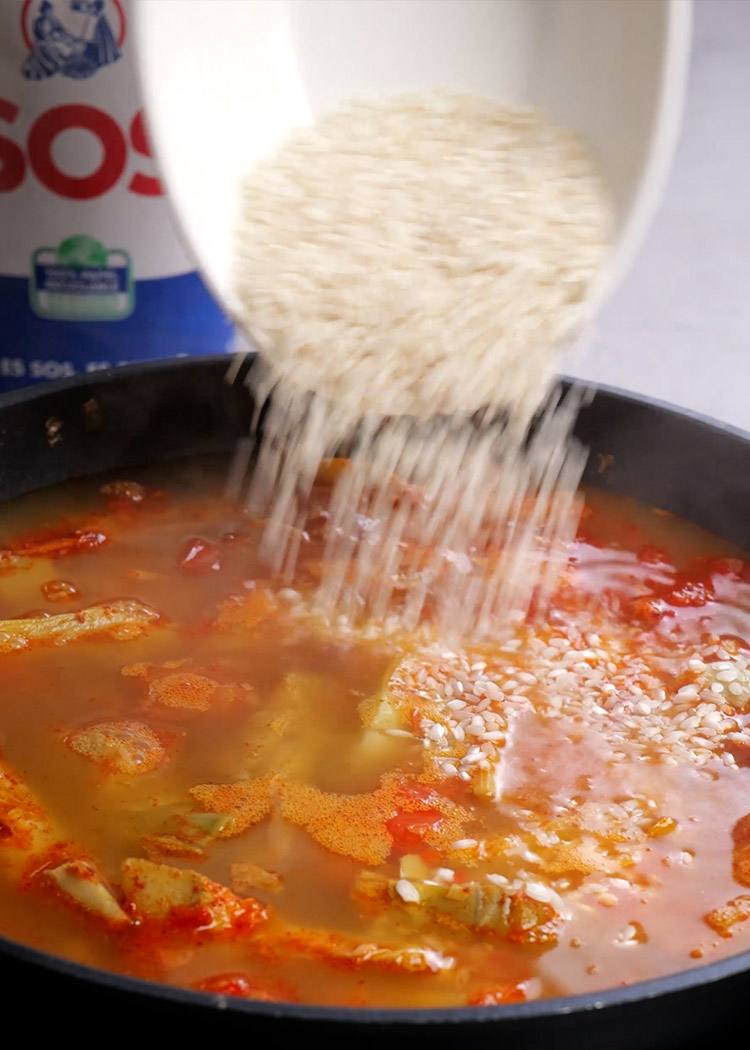 Caldo y arroz en arroz con alcachofas congeladas 