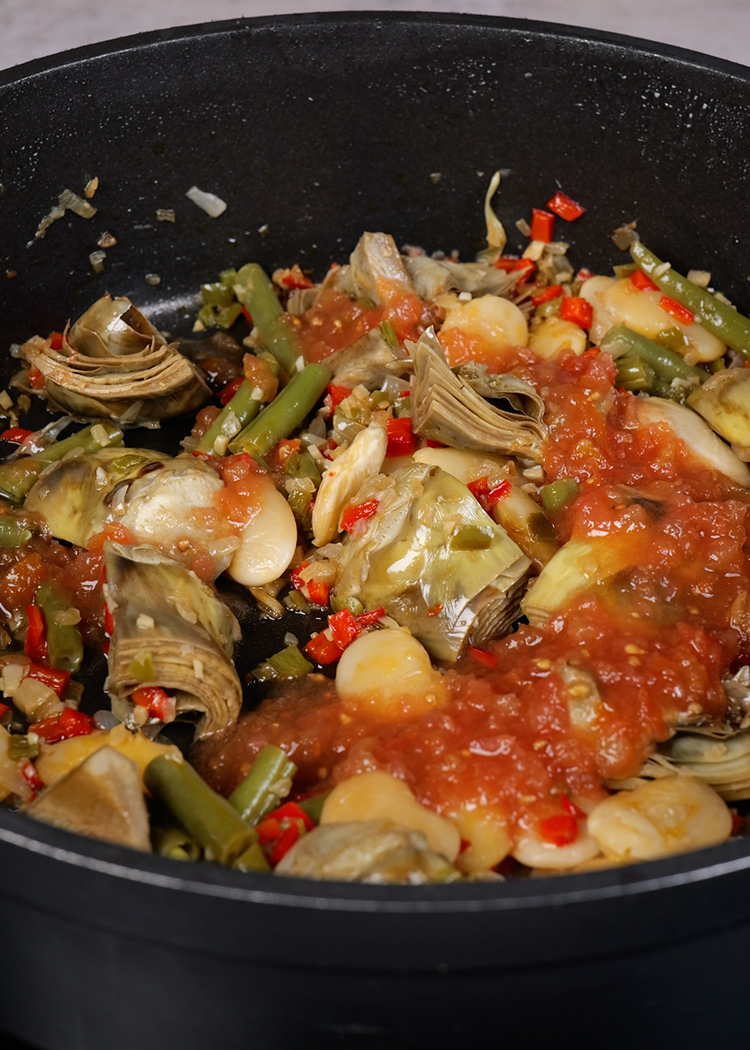 Incorporar alcachofas en arroz con conejo y alcachofas