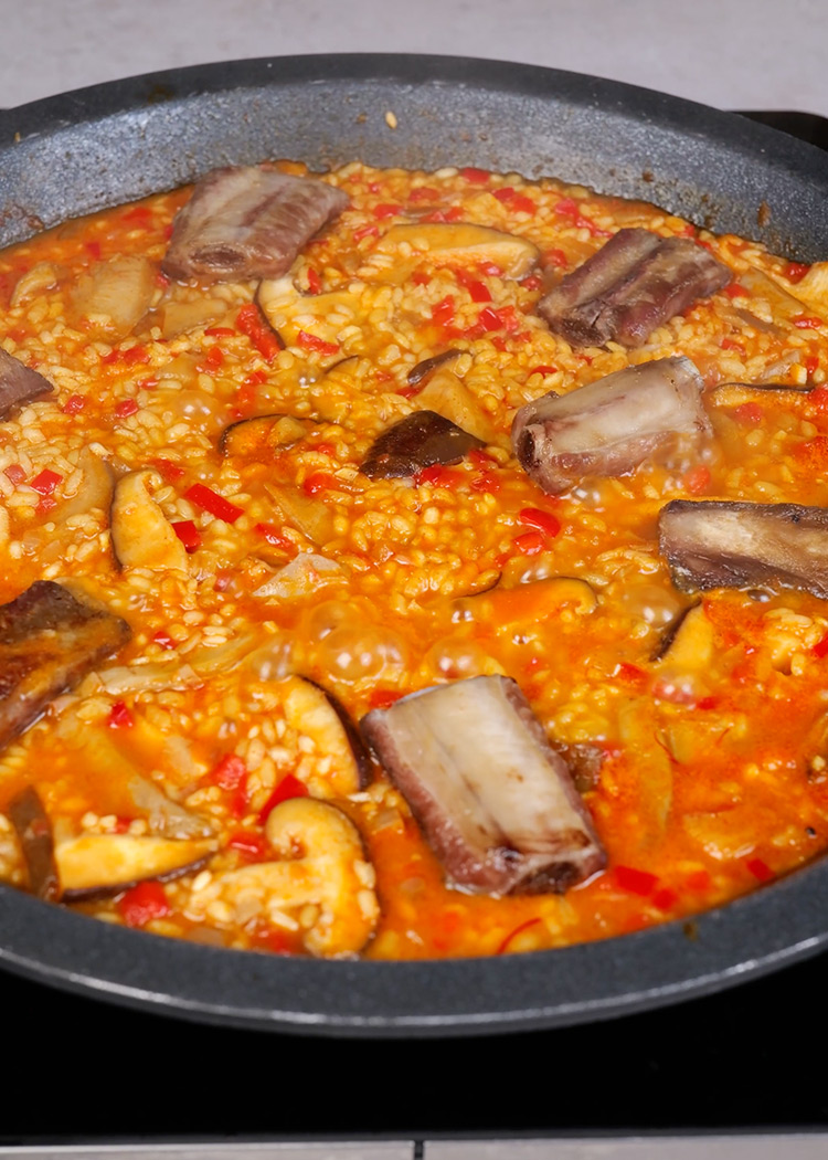 Reincorporar costillas a arroz con costillas y setas