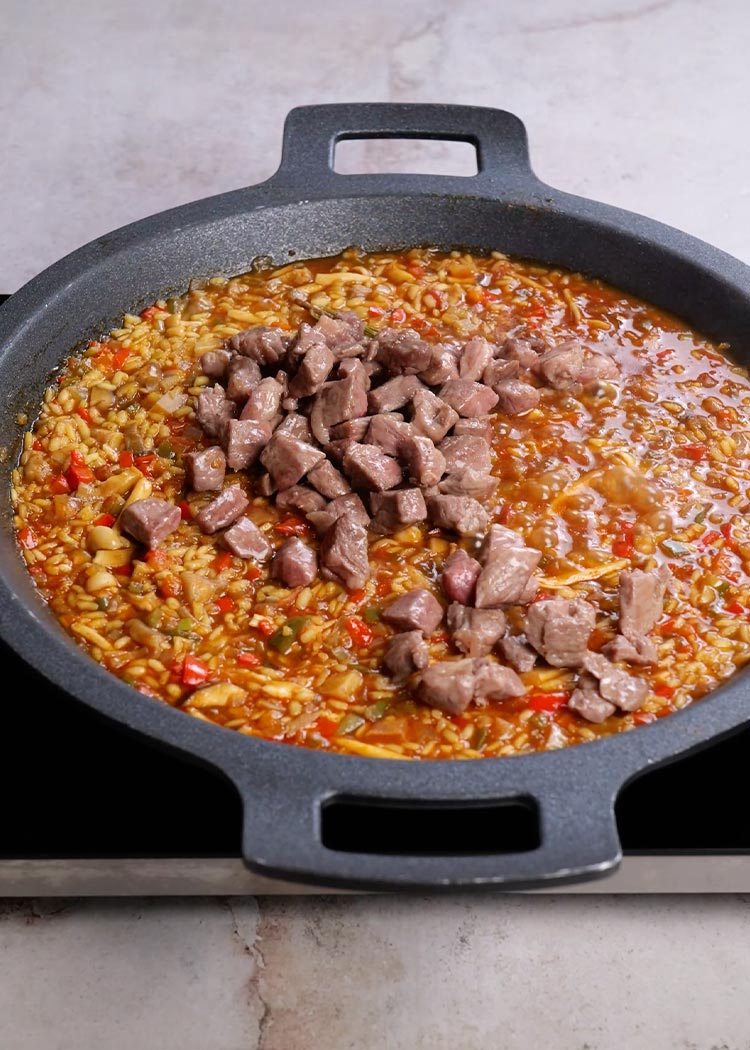 Incorporar presa a Arroz con presa y setas