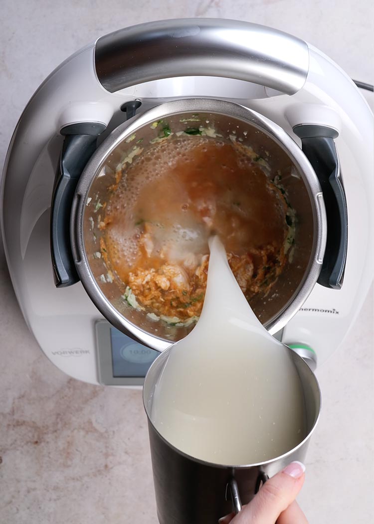 Caldo a fideuá de pollo en thermomix