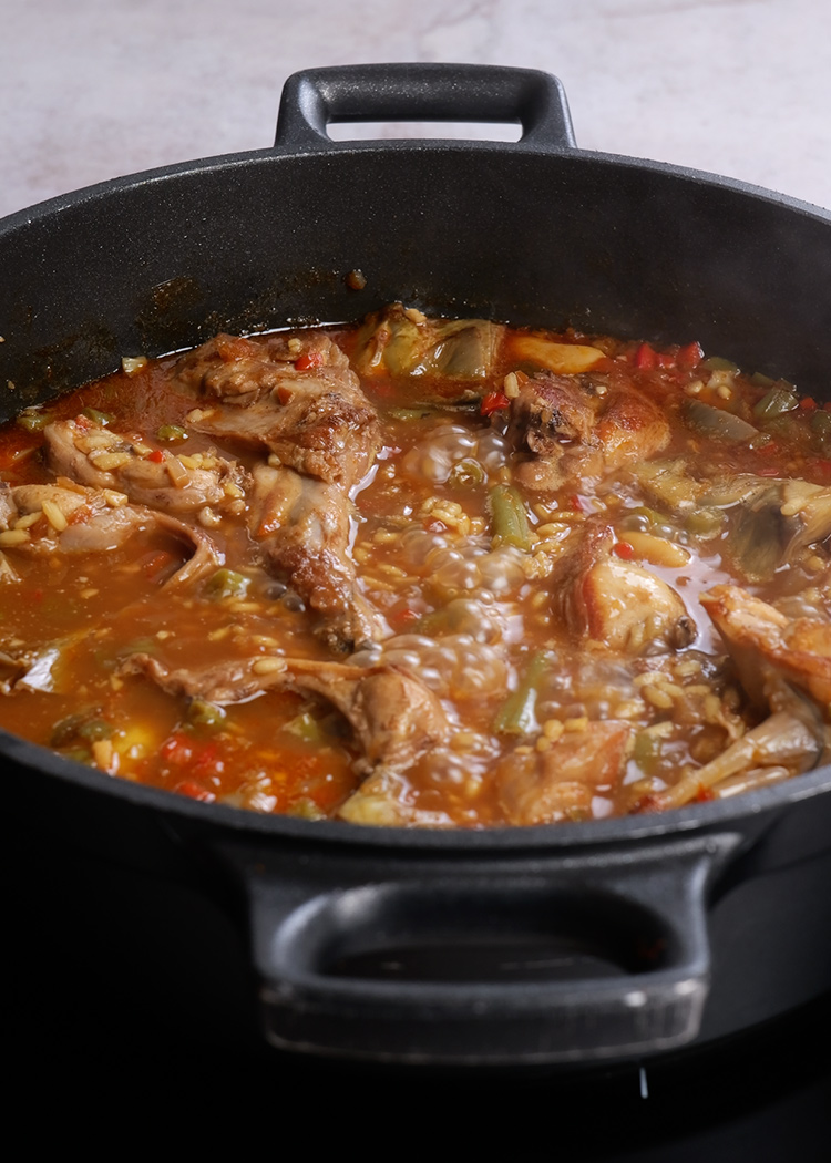 Cocinar arroz con conejo y alcachofas