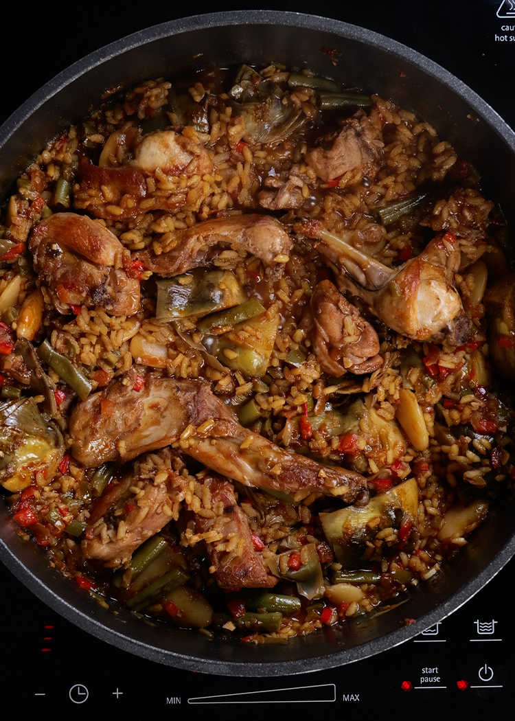 Dejar reposar arroz con conejo y alcachofas