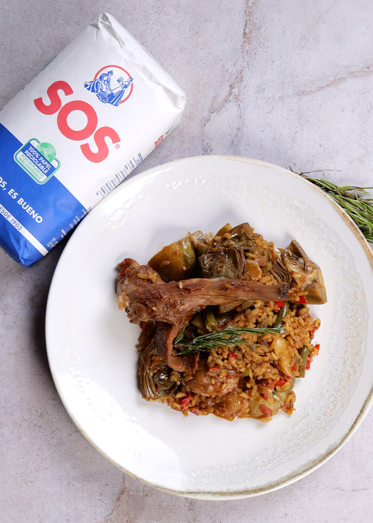 Presentación de arroz con conejo y alcachofas