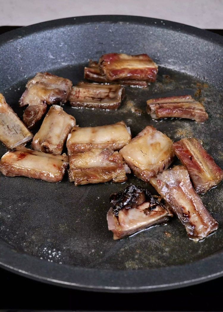 Dorar costillas en arroz con costillas y setas