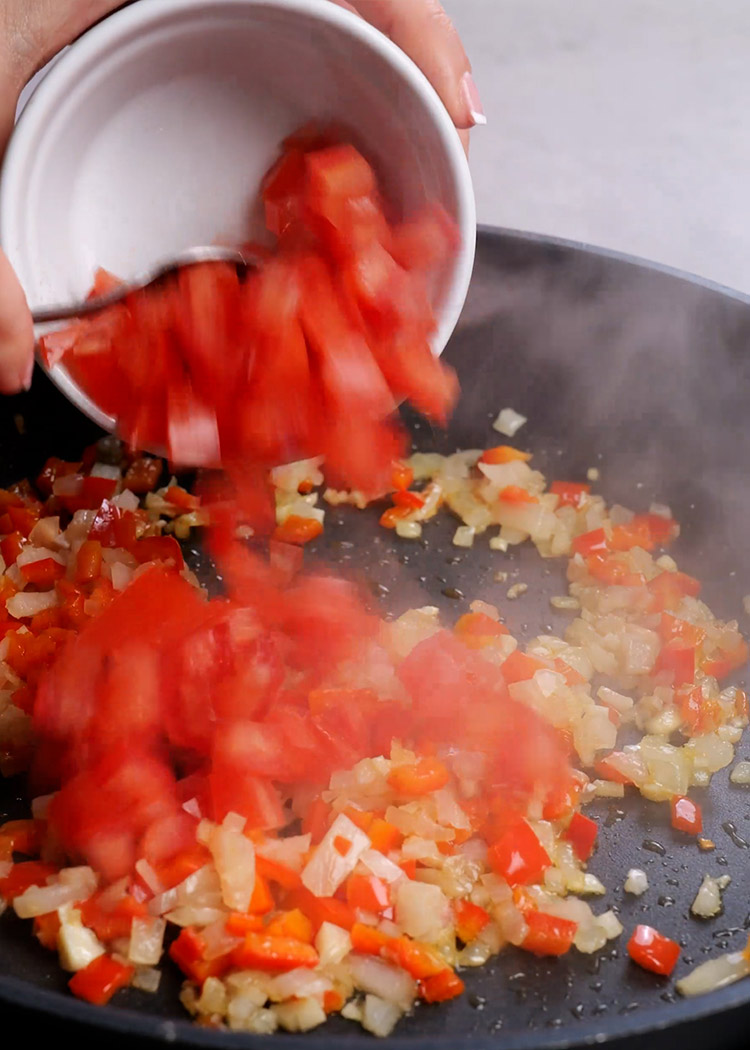 Sofreír verduras para arroz con alcachofas congeladas 