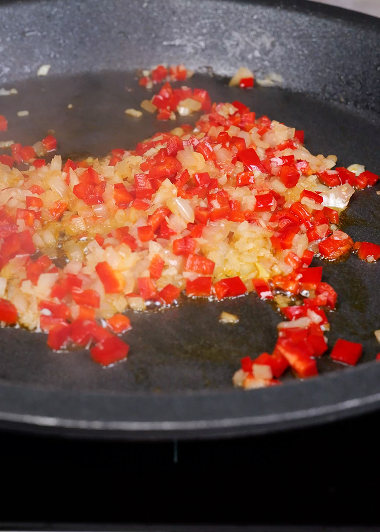 Sofrito de arroz con costillas y setas