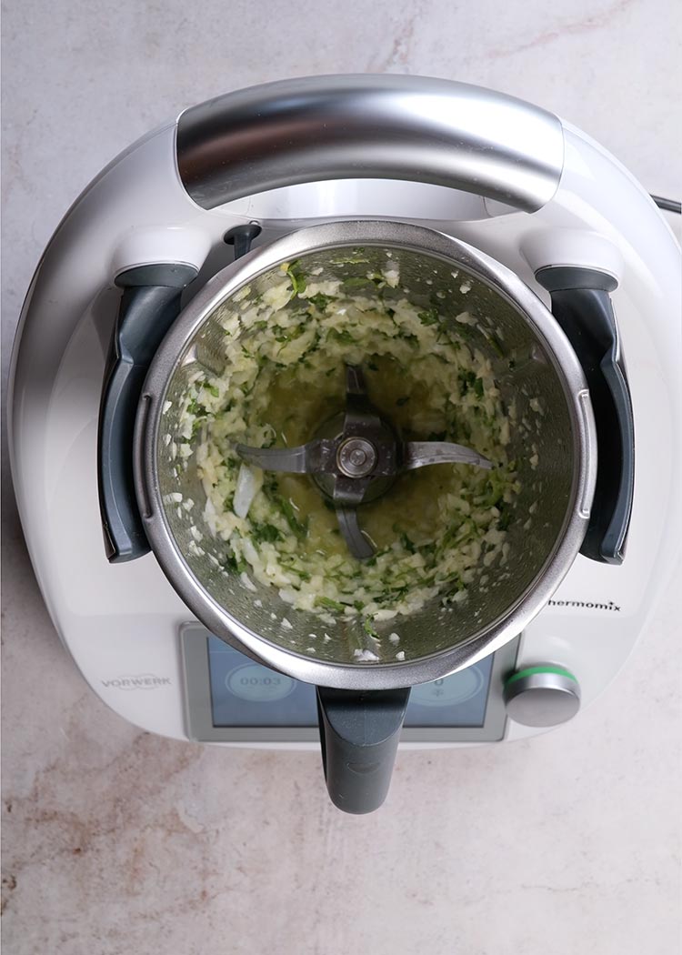 Primer paso en fideuá de pollo en thermomix