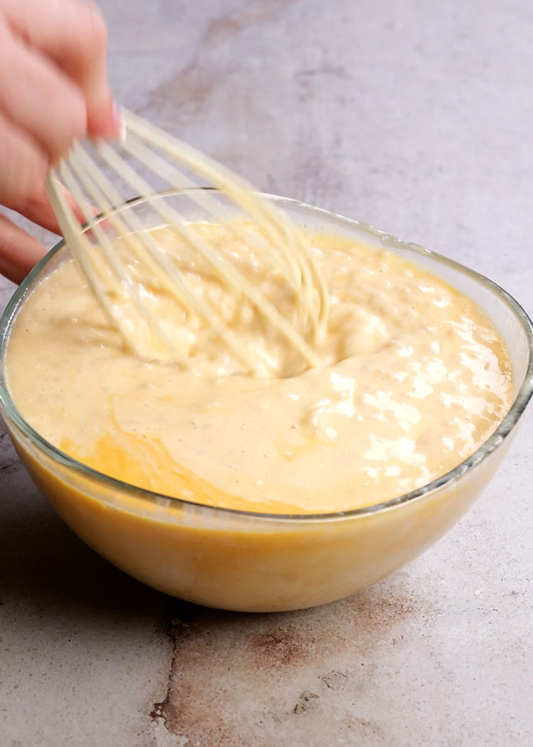 Añadir huevo a la mezcla de arroz para pudin con arroz