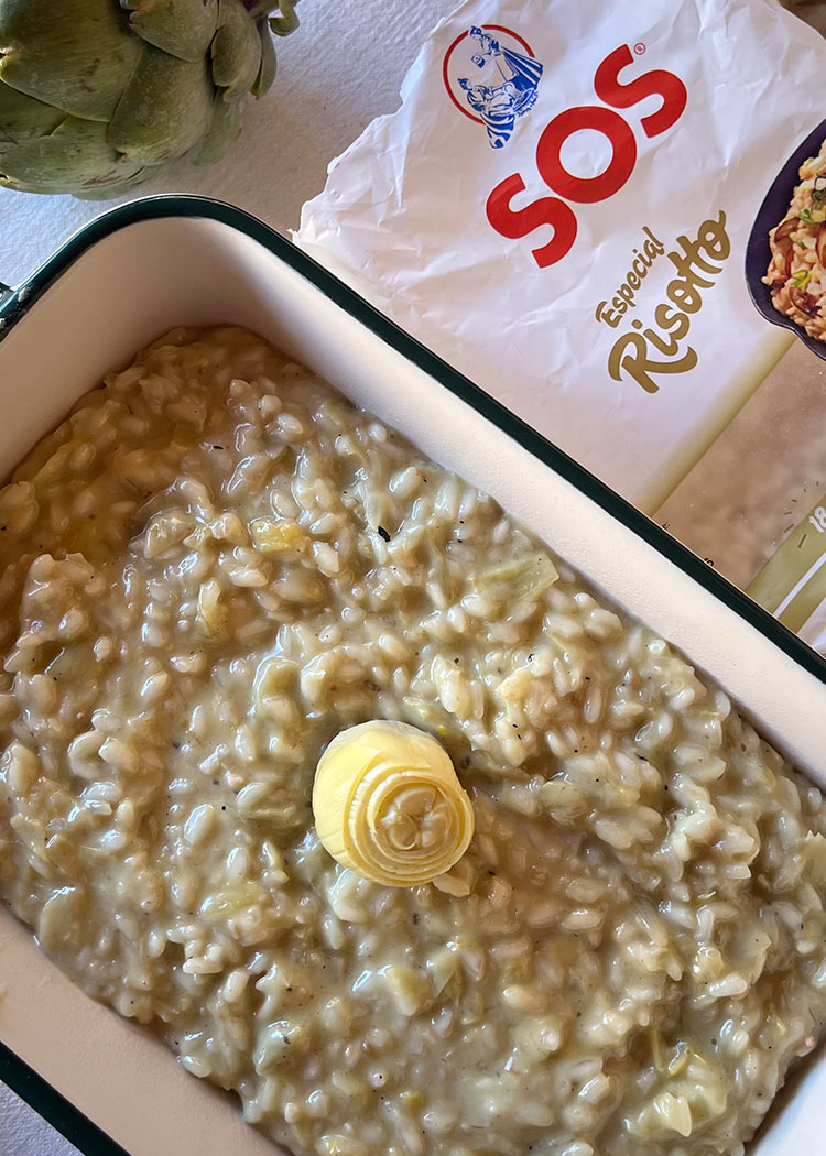 Presentación de arroz con galeras y alcachofas