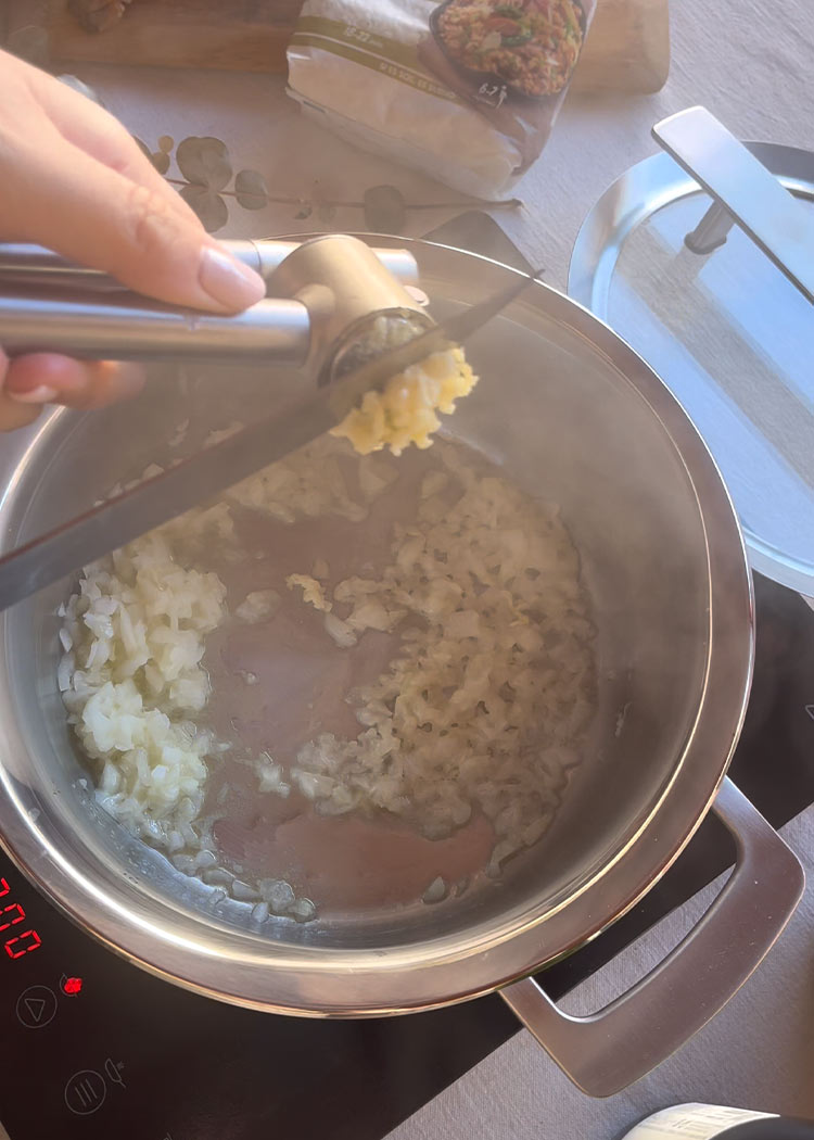 Sofrito de arroz con galeras y alcachofas