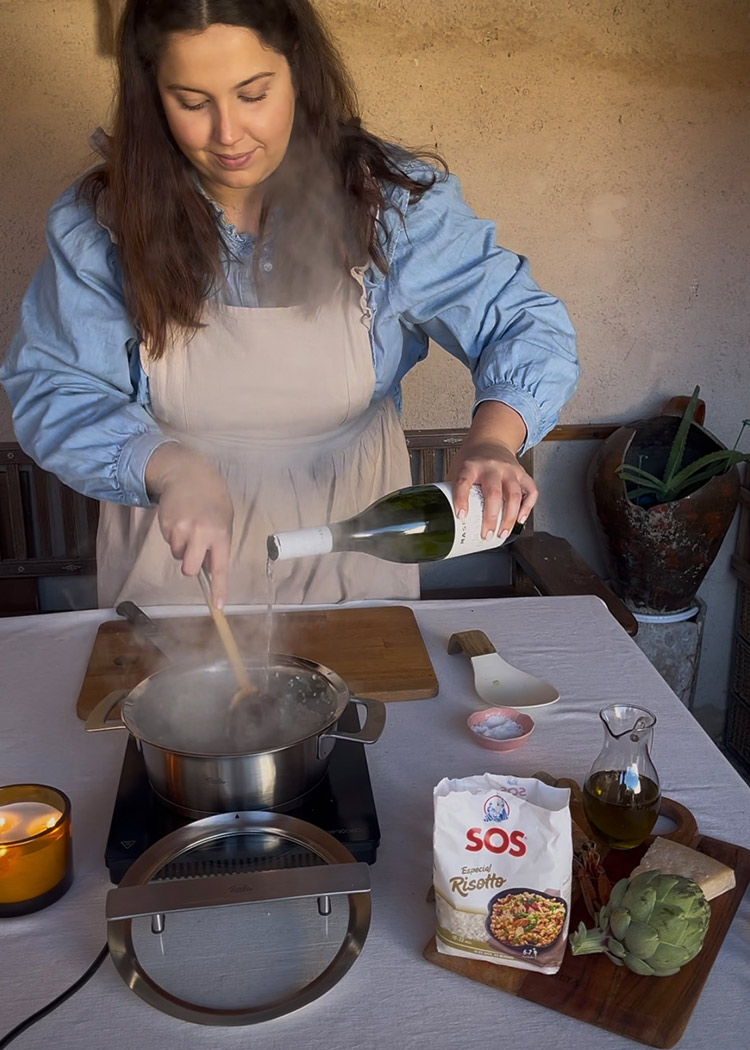 Verter vino en arroz con galeras y alcachofas