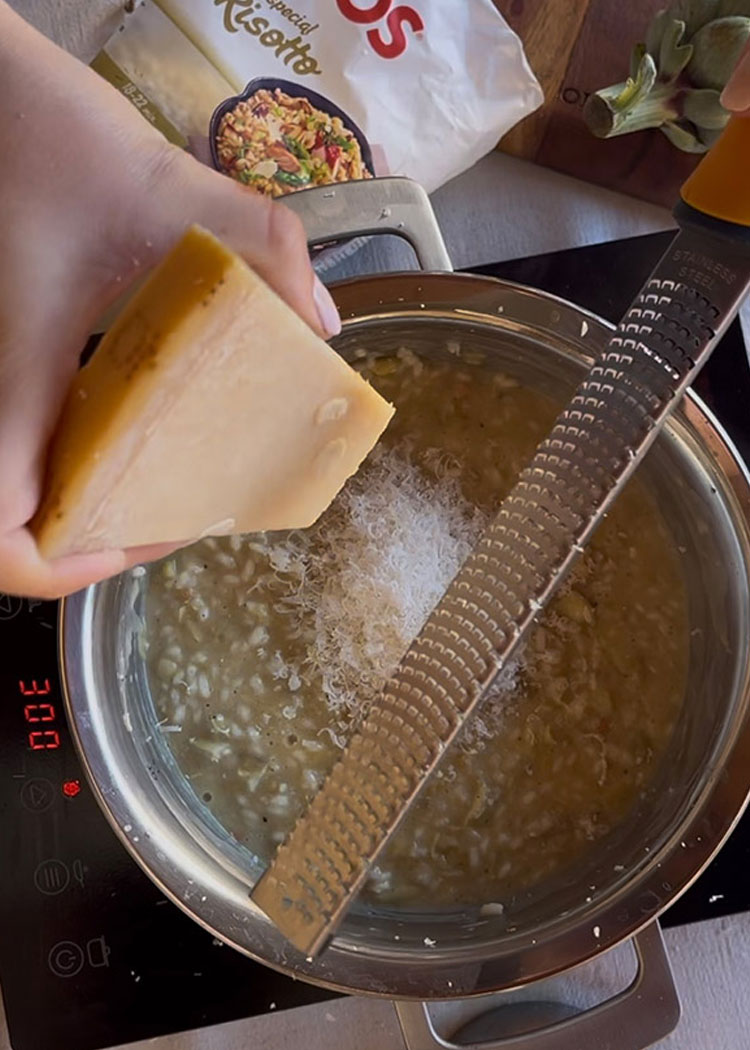 Rallar queso para arroz con galeras y alcachofas